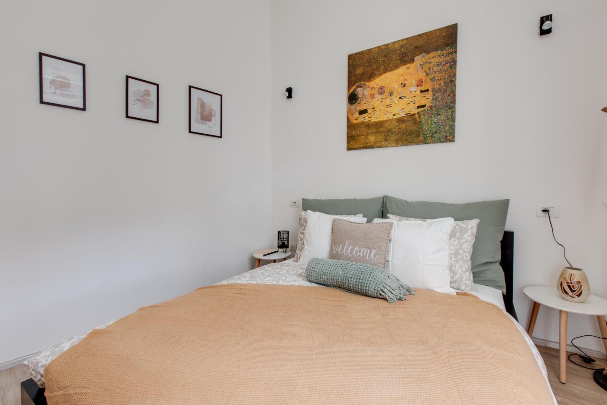 Romantic By The Park - Uaka7 * Praga